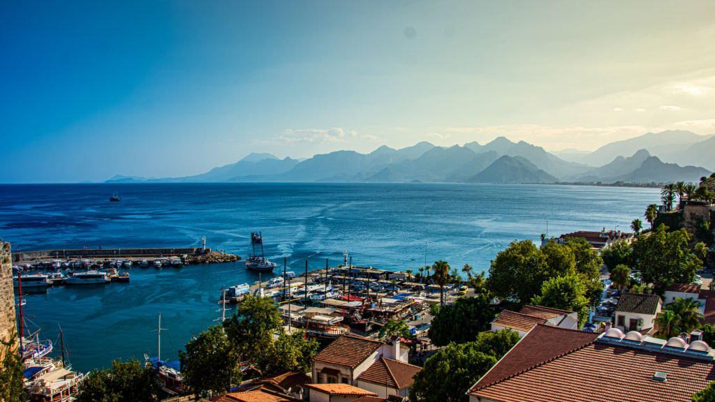 Gayrimenkul yatırımı için cazip şehirlerden Antalya'nın liman manzarası