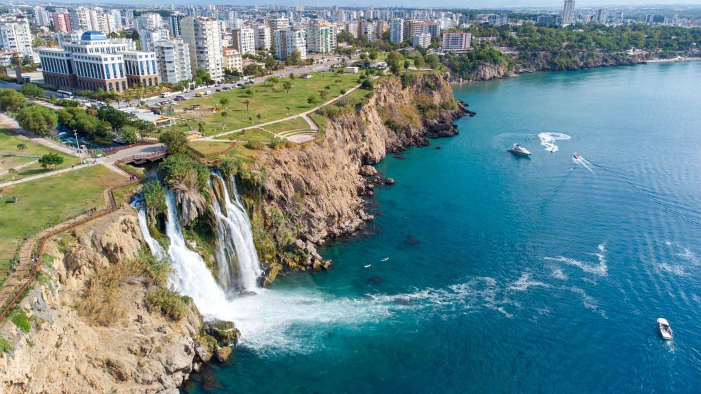Gayrimenkul danışmanı olmak için en iyi şehirlerden Antalya'dan kıyı manzarası