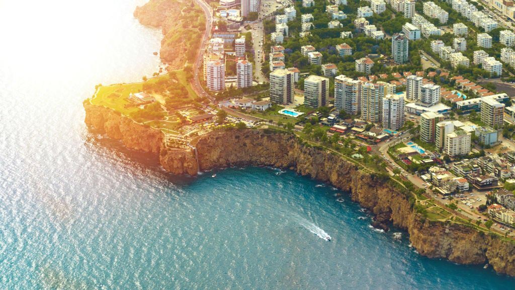 Antalya'da gayrimenkul yatırımının cazip olduğu sahil şeridinden görüntü